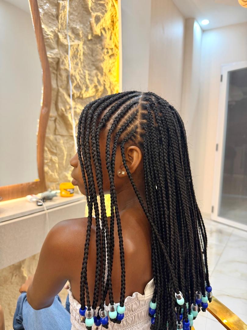 Tresses fines avec perles — Indiliah Beauty Dakar