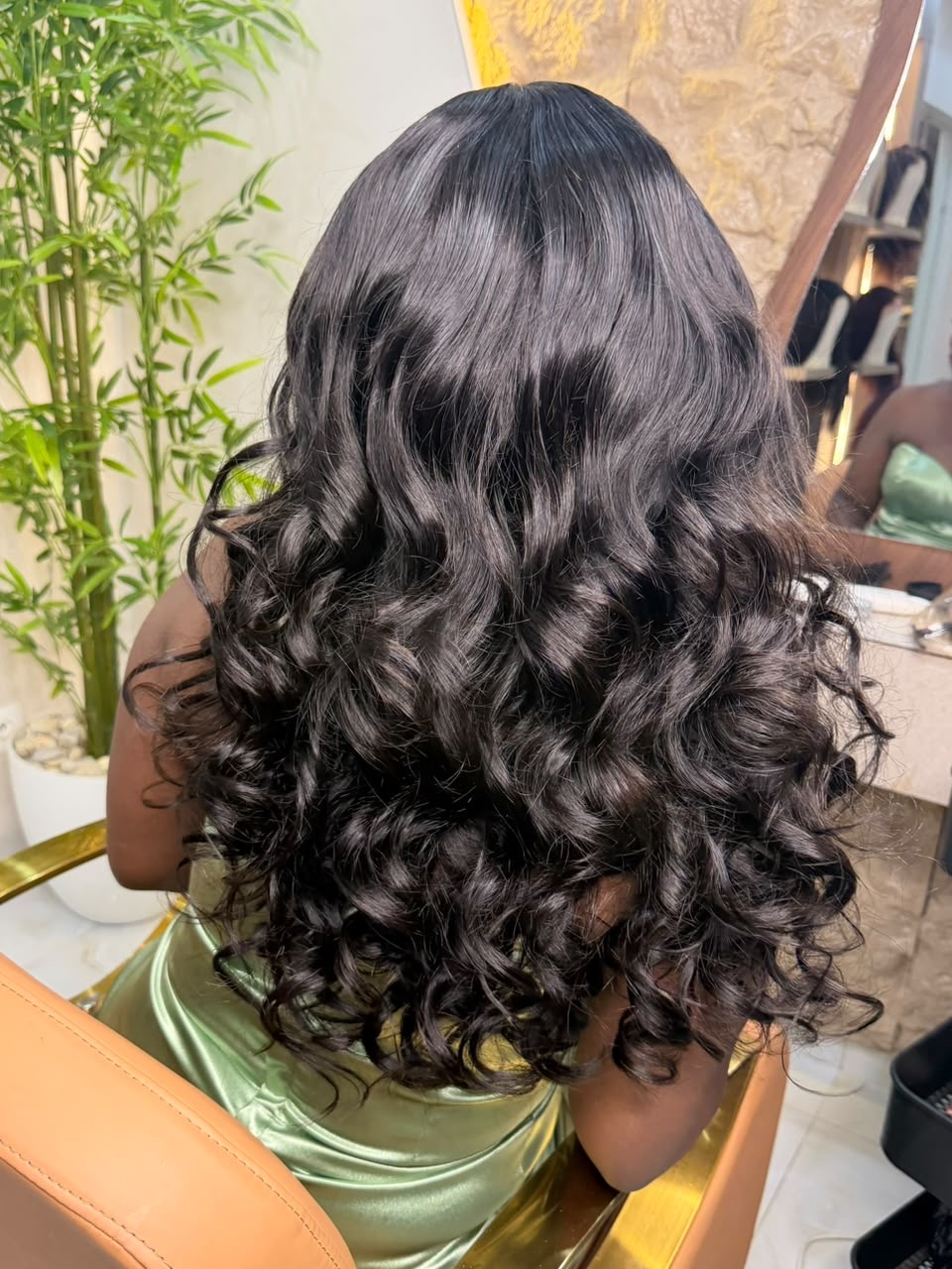 Coiffure longue bouclée vue de dos — Indiliah Beauty Dakar