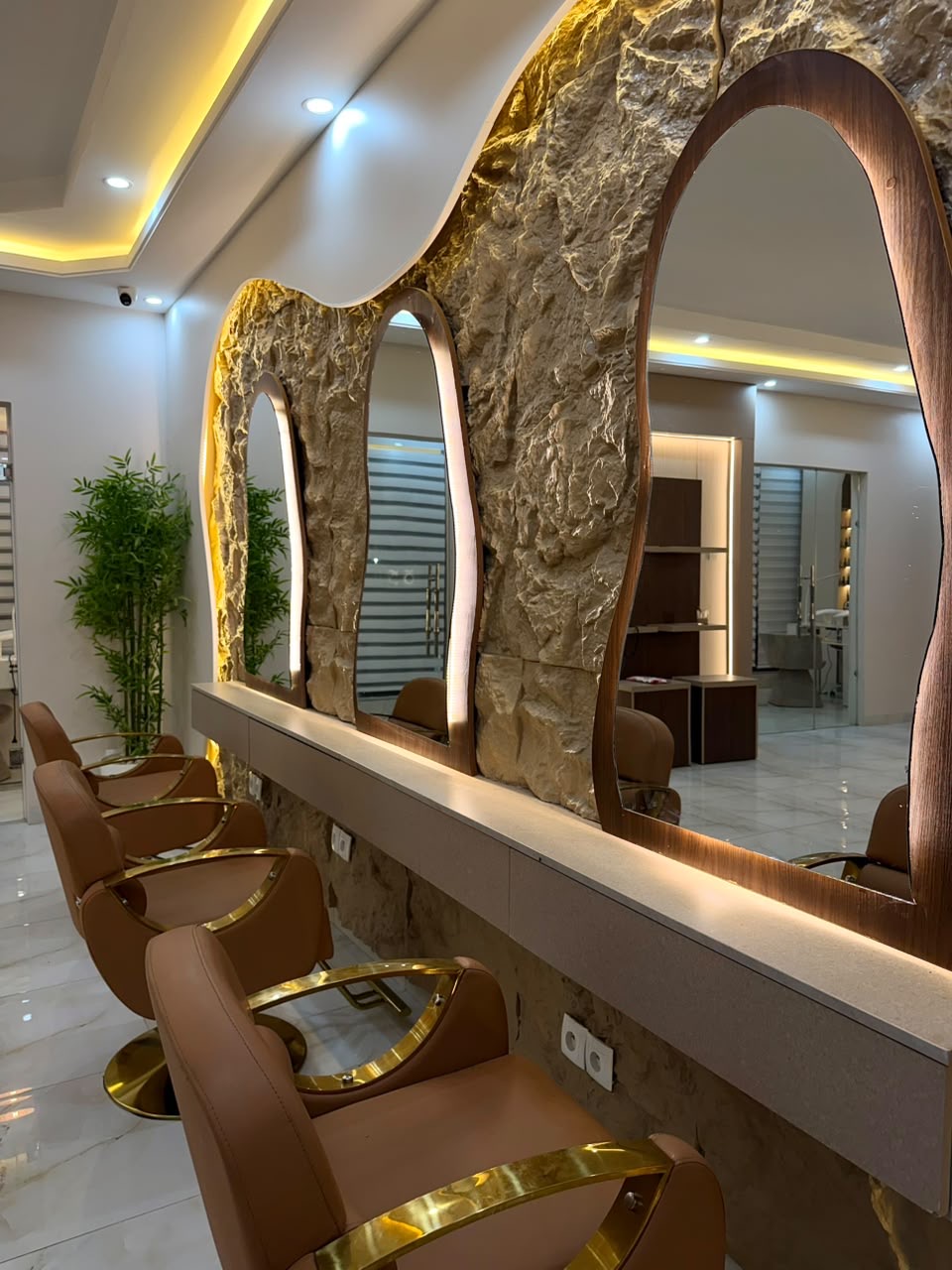Fauteuils et miroirs du salon Indiliah Beauty