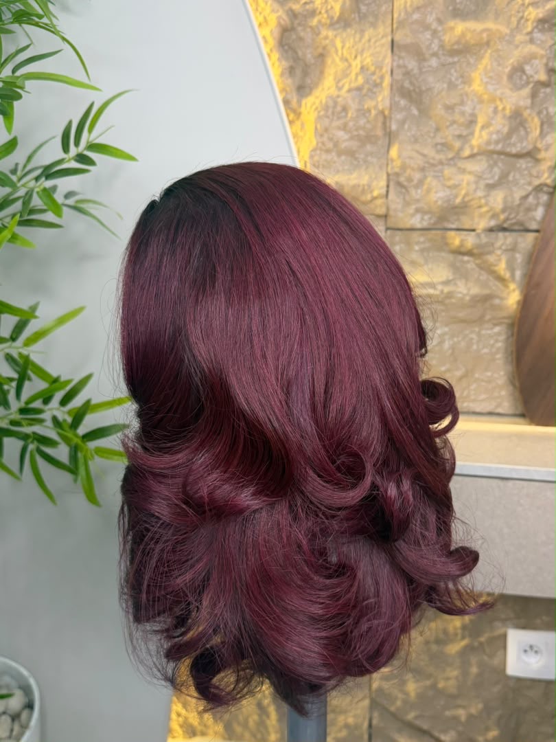 Perruque Aida — body wave bordeaux 18 pouces, lace HD 13x4, 200 gr