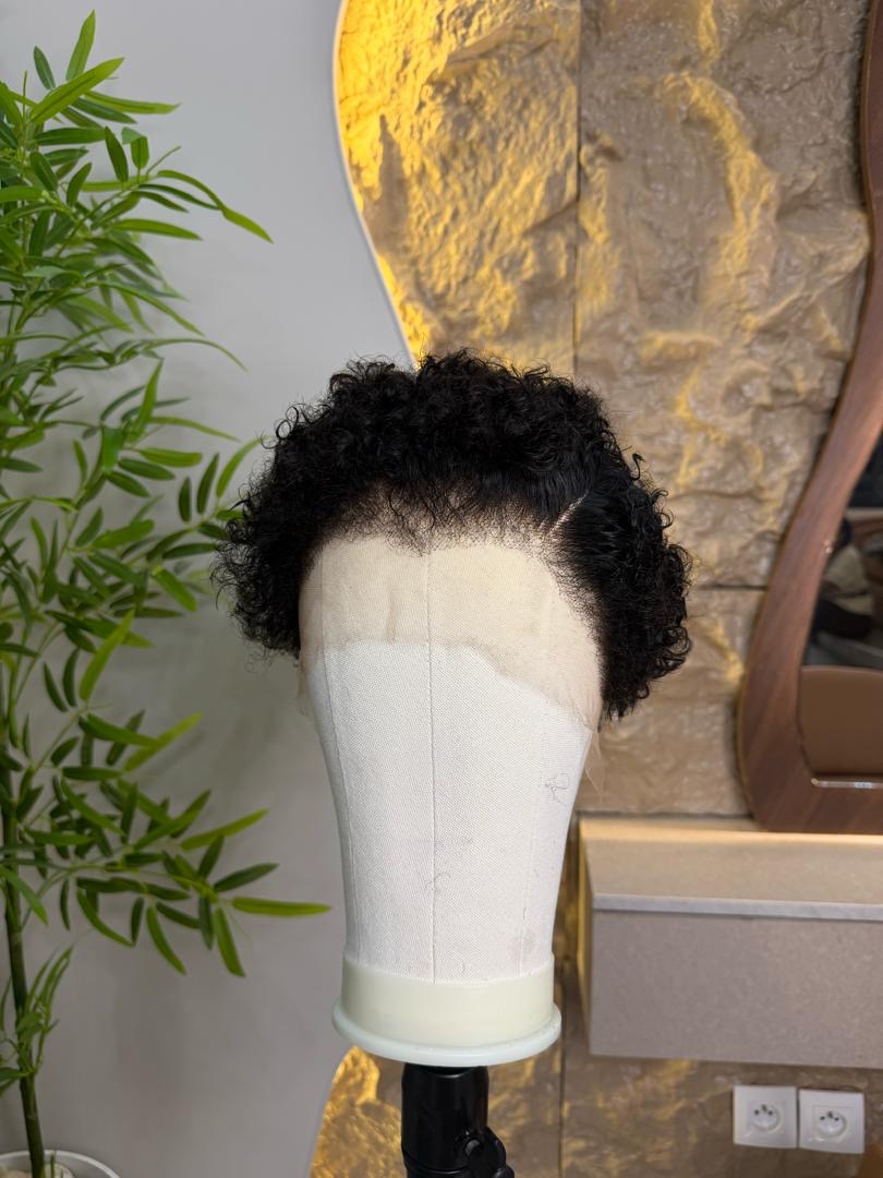 Perruque Fama — curly courte, lace HD 13x4